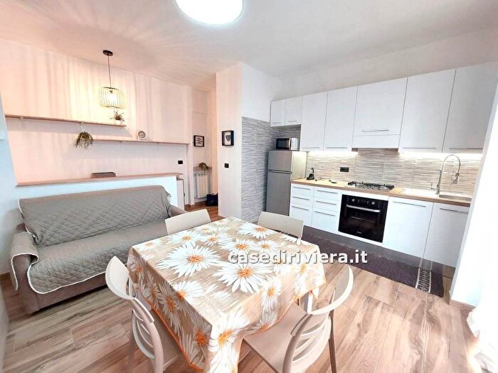 Appartamento trilocale in affitto in Via Madonna, Centro, Finale Ligure