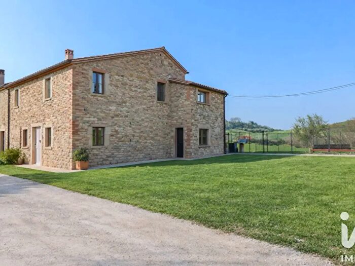 Casa con 6 locali in vendita in Frazione Montevecchio, Pergola