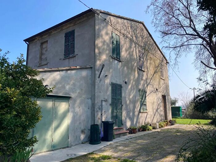 Casa con 6 locali in vendita in Strada Madonna del Monte, Pesaro
