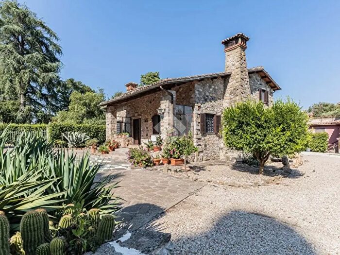 Casa con 7 locali in vendita in Via Anguillara, Manziana