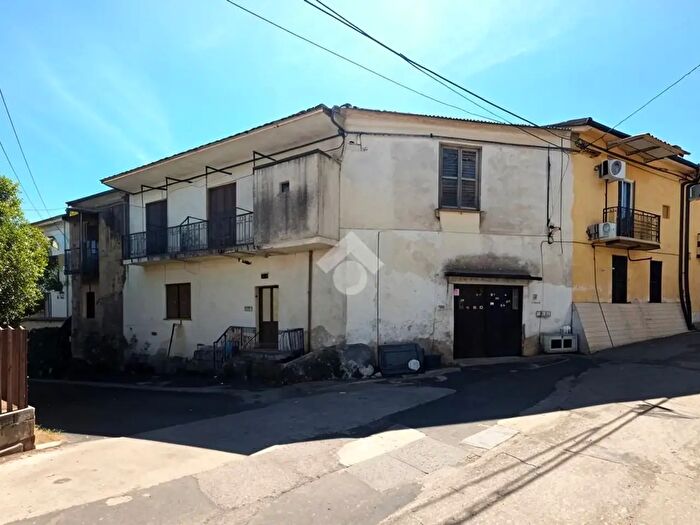 Casa con 11 locali in vendita in Via Cisterna, Limatola
