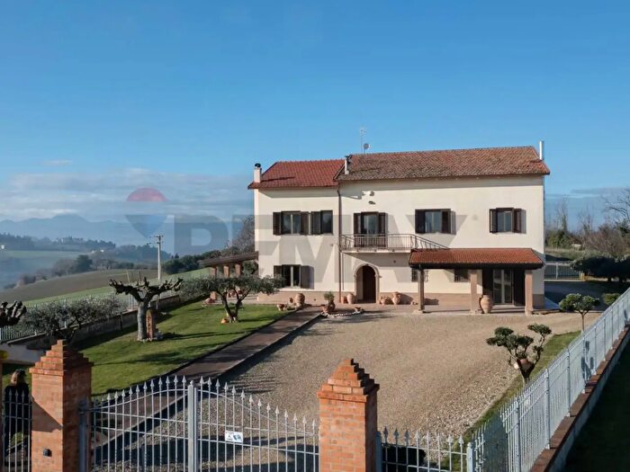 Casa con 14 locali in vendita in Via Mazzangrugno, Jesi