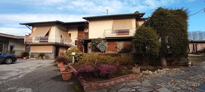 Casa con 6 locali in vendita in Via Roma, Nosate