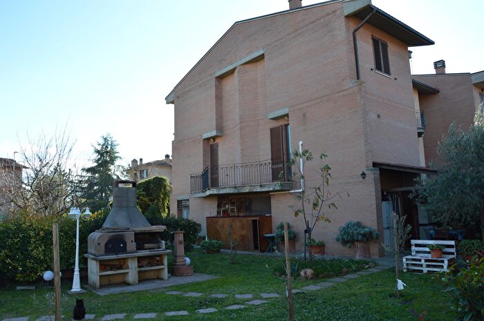 Casa con 8 locali in vendita in Via di Vittorio, Asciano