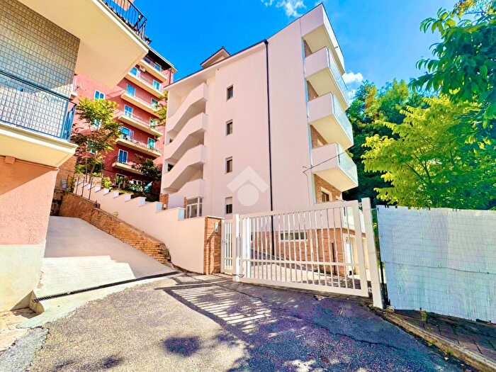 Appartamento quadrilocale in vendita in Viale Gran Sasso, Chieti