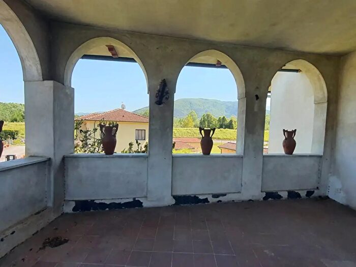 Casa con 10 locali in vendita in Via Vecchia di Nozzano, Lucca