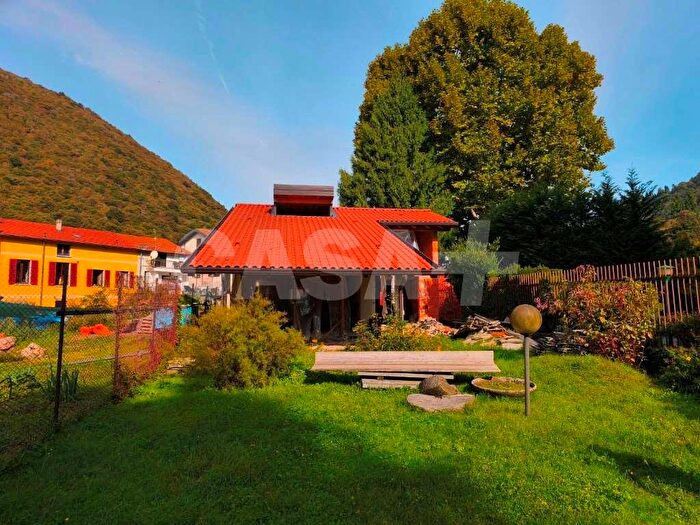 Casa quadrilocale in vendita in Via Tabacchi, Valganna