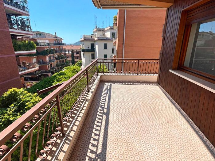 Appartamento con 5 locali in affitto in Via Bevagna, Fleming, Roma