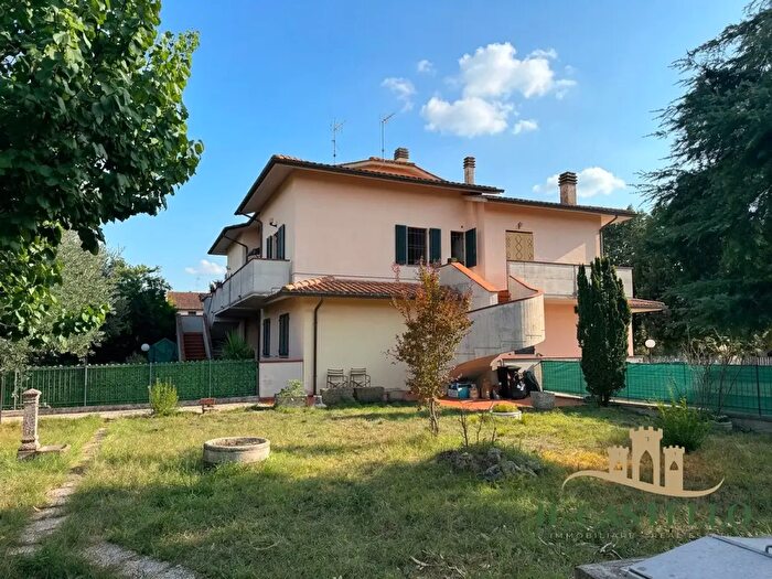 Appartamento trilocale in vendita in Via Libertà, Castiglione Del Lago