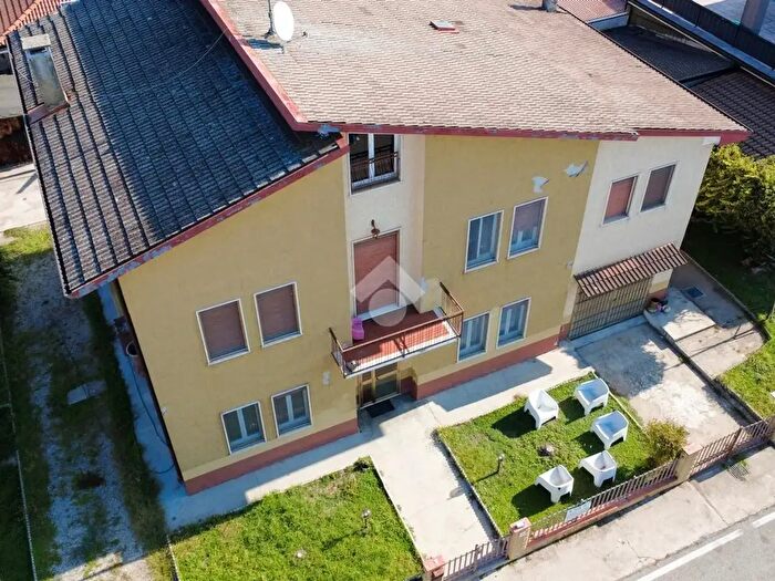 Casa con 8 locali in vendita in Via Tevere, San Giorgio Bigarello