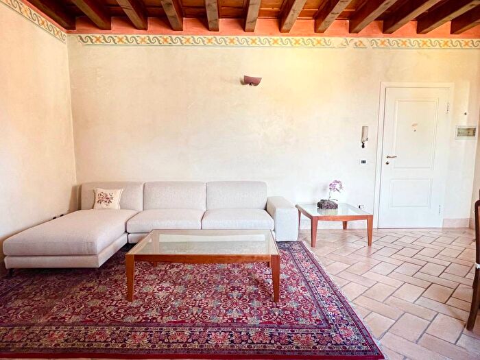 Appartamento quadrilocale in affitto in Vicolo Scudo di Francia, Centro Storico, Verona