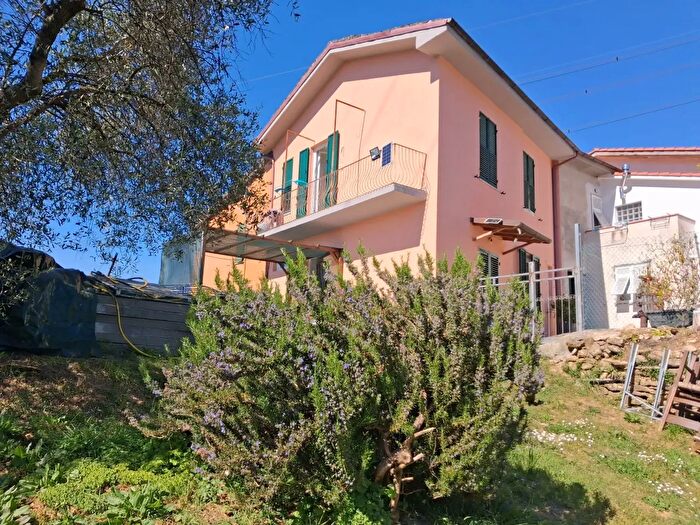 Casa con 5 locali in vendita in Arcola