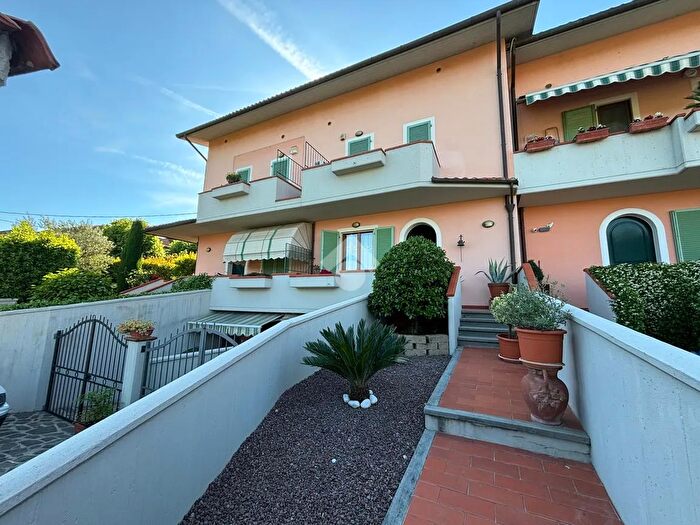 Casa con 5 locali in vendita in Via Larga, Quarrata