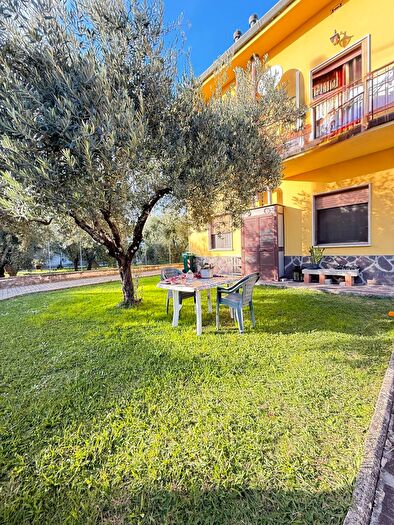 Appartamento con 5 locali in vendita in Via per Corte Randelli, Lucca