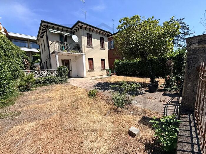 Casa con 5 locali in vendita in Viale Stazione, Montegrotto Terme