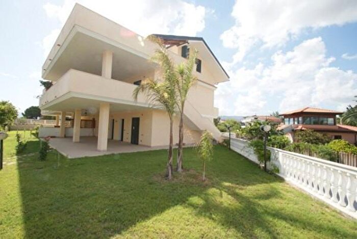 Appartamento trilocale in vendita in Via Luigi Cadorna, Briatico