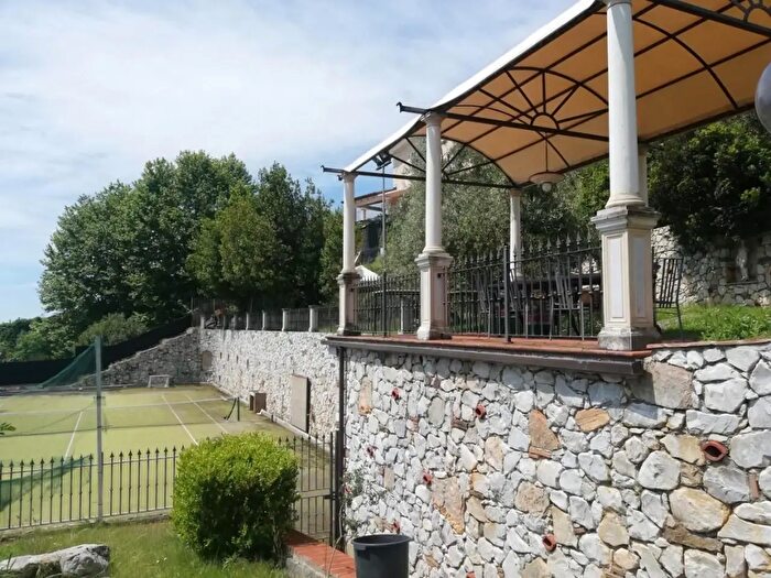 Casa con 6 locali in vendita in Pietrasanta