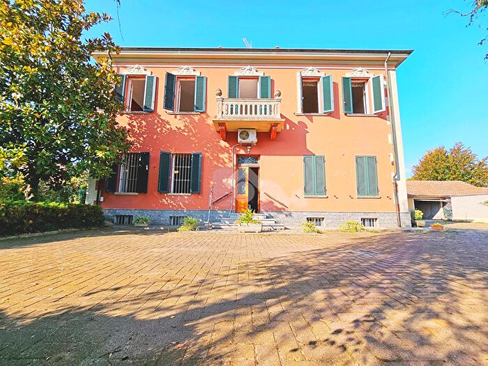 Casa con 8 locali in vendita in Via Nazario Sauro, Frugarolo