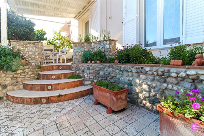 Casa con 6 locali in vendita in Cecina