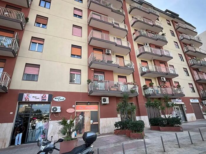 Appartamento con 8 locali in vendita in Via Leonardo da Vinci, Palermo
