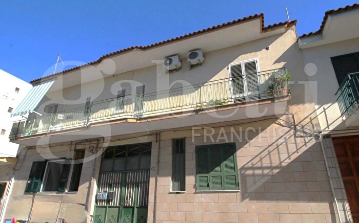 Appartamento trilocale in vendita in Via Tenente Alberto Barone, Arzano