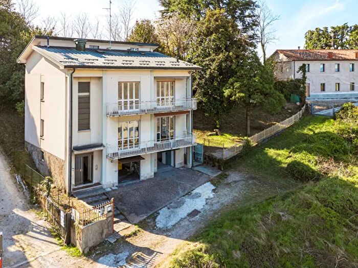 Casa con 6 locali in vendita in Vicolo Poggio, Cantu