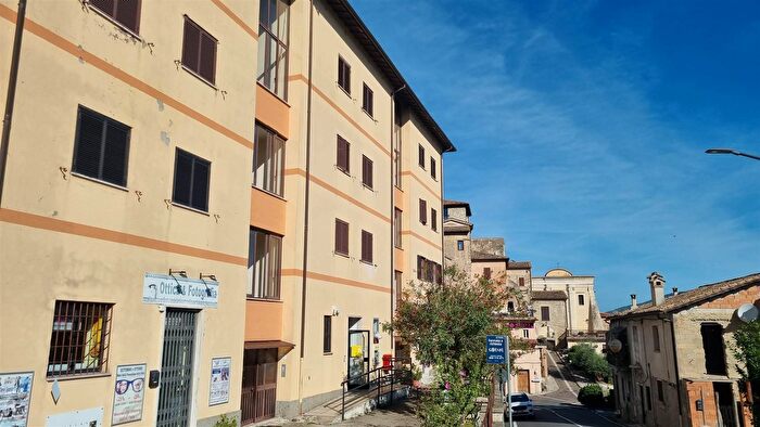 Appartamento trilocale in vendita in Via Roma, Selci