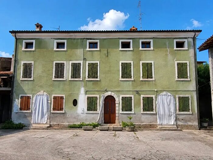Casa con 15 locali in vendita in Via Ambrosi, Soave