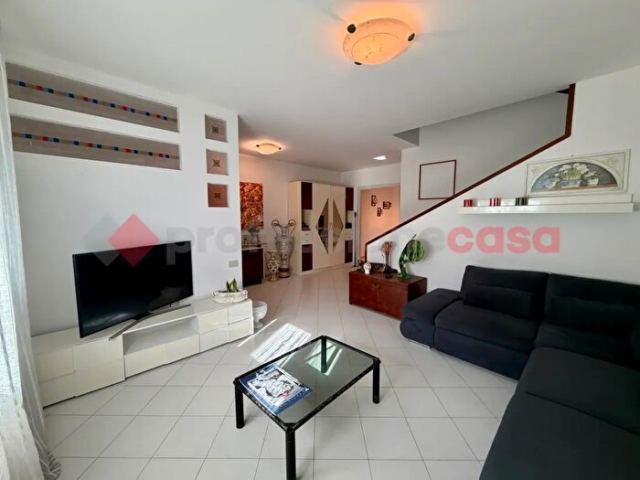 Casa con 6 locali in vendita in Capraia E Limite