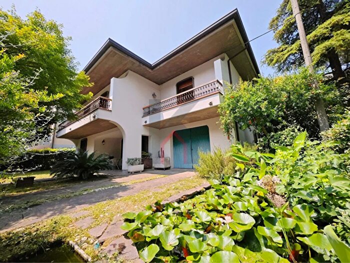 Casa con 6 locali in vendita in Via Duilio Peroni, Forli