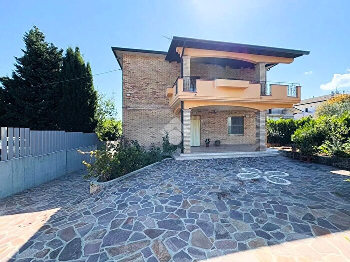 Casa con 11 locali in vendita in Contrada Serroni, Lanciano