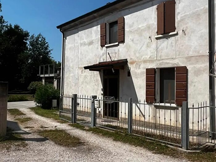 Casa con 7 locali in vendita in Suzzara