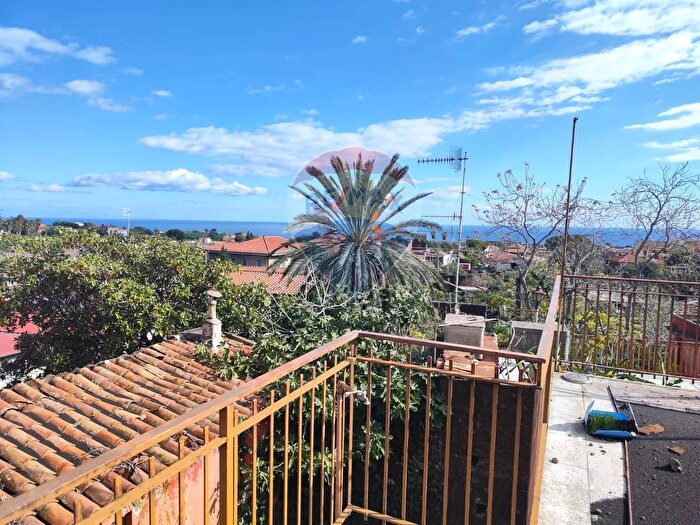 Casa con 7 locali in vendita in Via Molise, Acireale