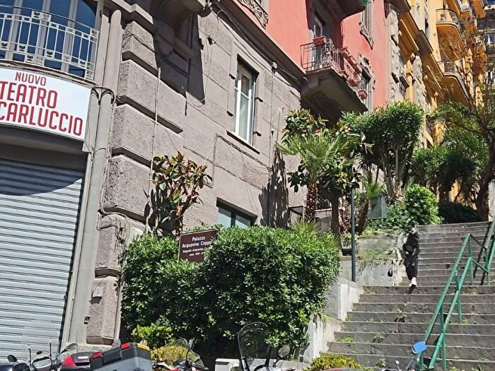 Appartamento trilocale in affitto in Via San Pasquale, Chiaia, Napoli