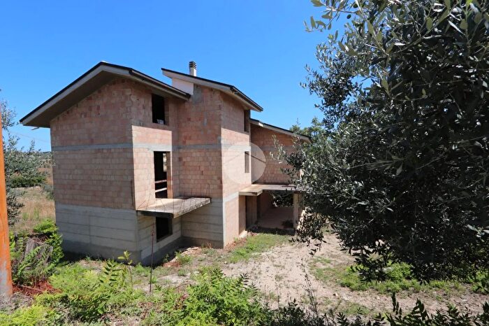 Casa con 10 locali in vendita in Via Cavatassi, Tortoreto