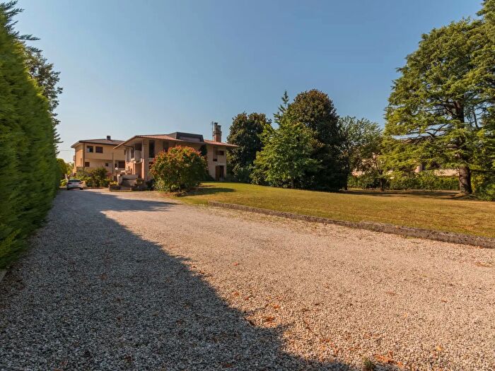 Casa con 10 locali in vendita in San Vendemiano