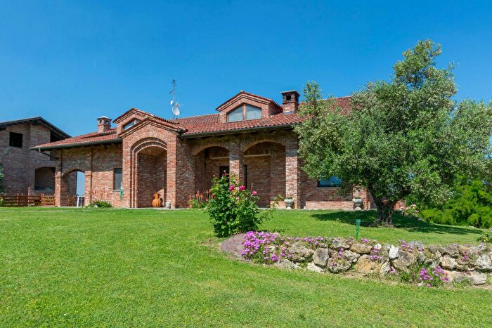 Casa con 8 locali in vendita in Strada Provinciale per Moncalvo, Altavilla Monferrato