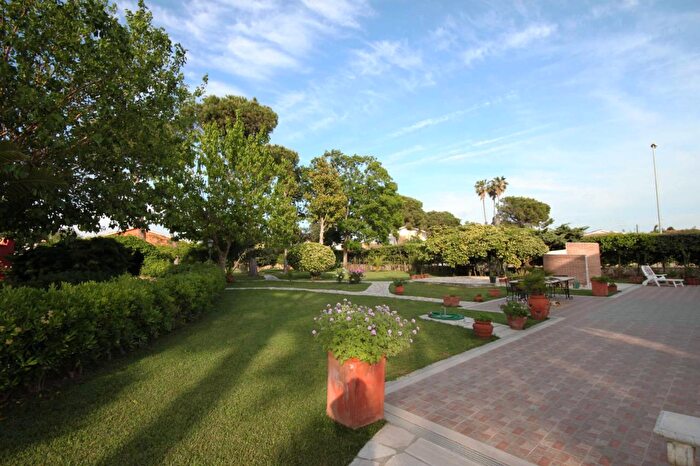 Casa con 9 locali in vendita in Viale Nuova California, Ardea