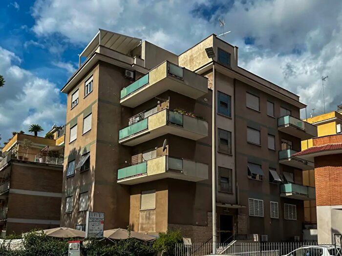 Appartamento trilocale in vendita in Via del Forte Braschi, Roma