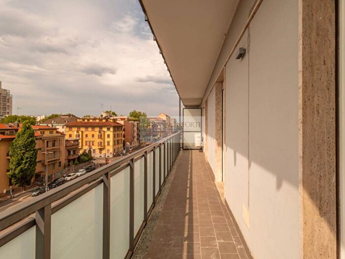 Appartamento trilocale in affitto in Via Melchiorre Gioia, Centrale, Milano