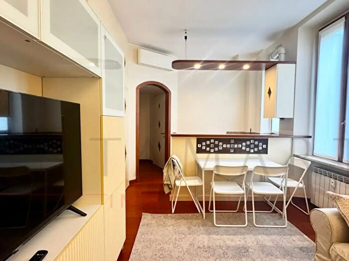 Appartamento trilocale in affitto in Viale Monte Grappa, Milano