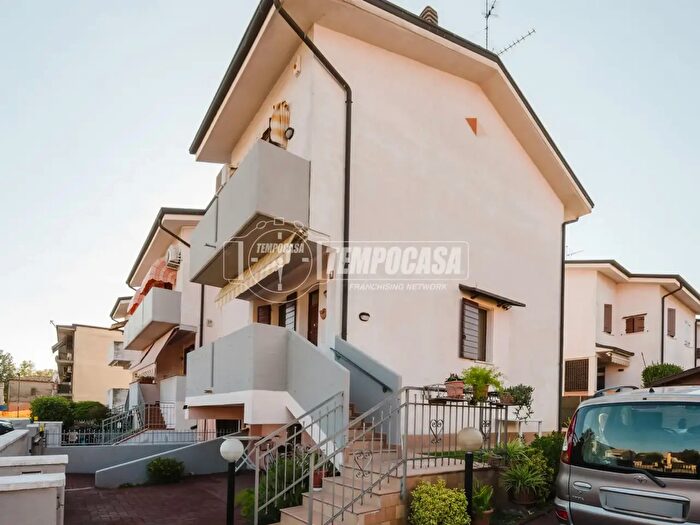 Appartamento con 9 locali in vendita in Suzzara