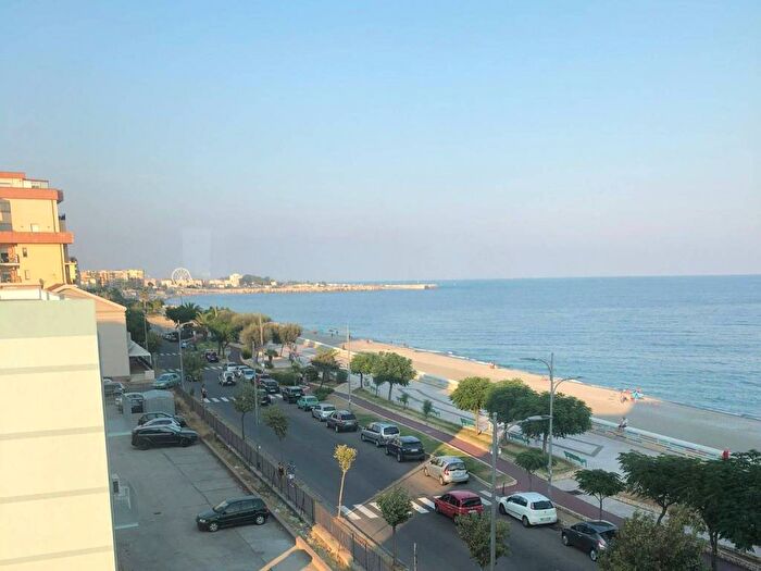 Appartamento quadrilocale in affitto in Via Murano, Catanzaro Lido, Catanzaro