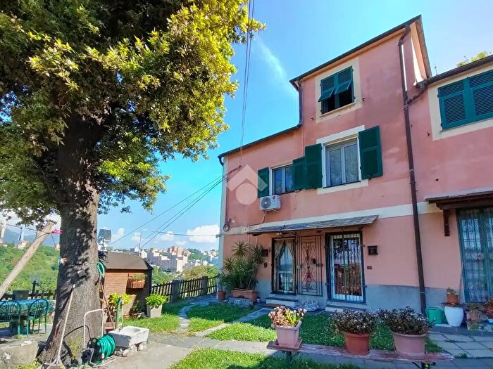 Casa quadrilocale in vendita in Via al Garbo, Genova