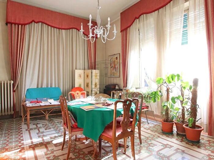 Casa con 15 locali in vendita in Lucca