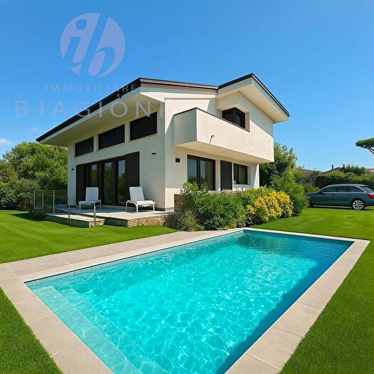 Casa con 6 locali in vendita in Pietrasanta