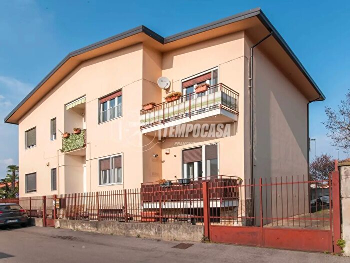 Appartamento trilocale in vendita in Via Cervino, Canegrate