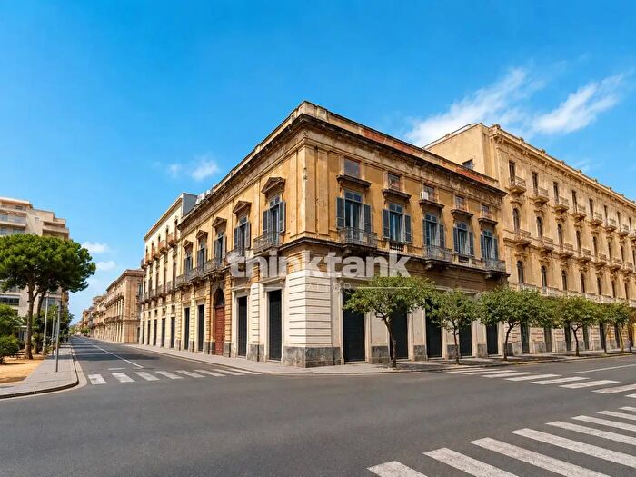 Appartamento con 16 locali in vendita in Piazza Iolanda, Catania