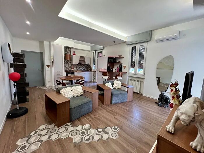 Appartamento con 5 locali in vendita in Pietrasanta
