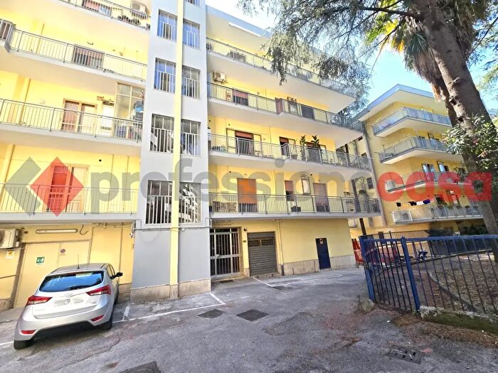 Appartamento con 5 locali in vendita in Via Luigi Angrisani, Salerno